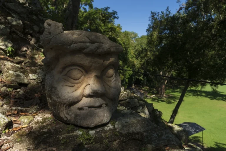 "Pauahtun" olarak da bilinen "Bacab" tanrılarının dört başından biri, 24 Eylül 2023 Pazar, Honduras'ın batısındaki eski bir Maya bölgesi olan Copan'daki Tapınak 11'in üzerinde duruyor. Bilim insanları bazı eski binaların nasıl yıkıldığını anlamaya çalışıyor. modern binaları daha dayanıklı hale getirme umuduyla yüzyıllarca varlığını sürdürdü.