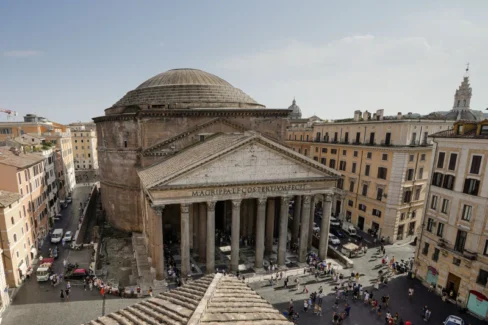 Roma'nın Pantheon'u 24 Temmuz 2023 Pazartesi günü görülüyor. Yapı, antik Roma'da tapınılan tüm tanrıları kutlamak amacıyla MÖ 27-25 yılları arasında Roma İmparatoru Augustus döneminde inşa edilmiş ve MS 118-128 yılları arasında İmparator Hadrianus döneminde yeniden inşa edilmiştir (AP Photo/Domenico Stinellis)