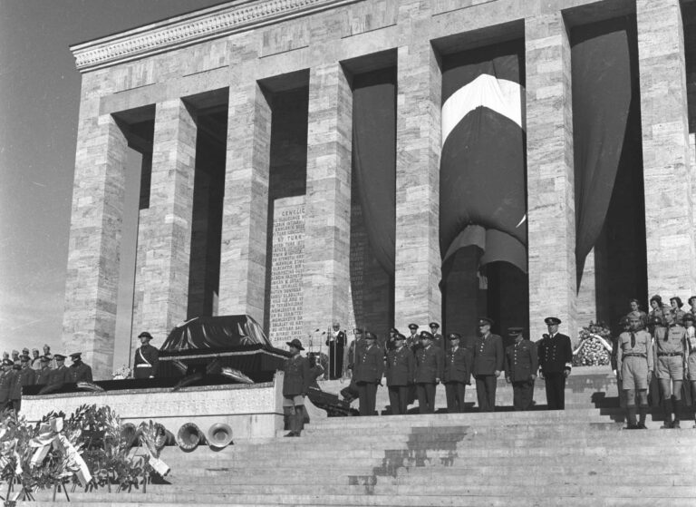 Atatürk’ün ebedi istirahatgâhı Anıtkabir, Anadolu’da var olmuş birçok medeniyete ilişkin semboller içeriyor.