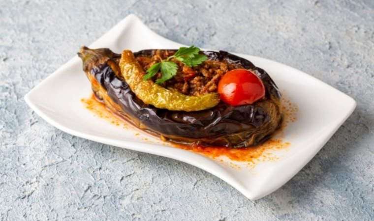 Türk mutfağının belli başlı patlıcan yemeklerinden biri olan Karnıyarık;