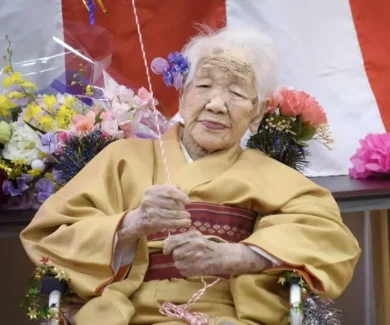 dünya çapında 100 yaş ve üzeri yarım milyondan fazla insan varDünyanın en yaşlı kadını Kane Tanaka, 117. yaş gününden 3 gün sonra fotoğraf çektirdi.