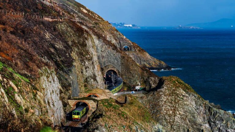 Olağanüstü bir mühendislik eseri': İrlanda'daki Bray Head altındaki demiryolu tünelleri.