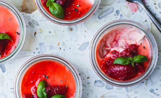 Çilekli Posset Tarifi | Yumuşamış Çilekleri Değerlendirmenin En Lezzetli Yolu